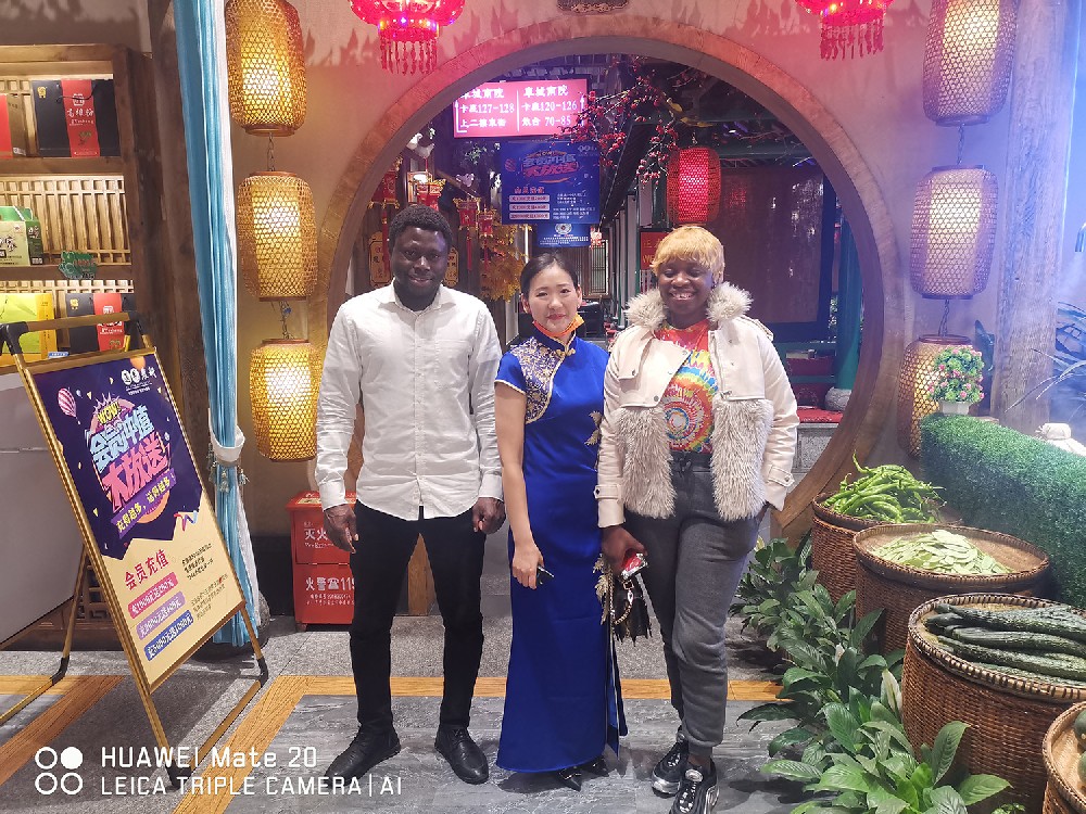 在一家典型的傳統(tǒng)中國(guó)餐館用餐